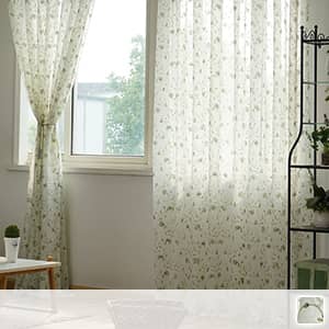 透け感が美しい生地に可愛い花を刺繍したレースカーテン