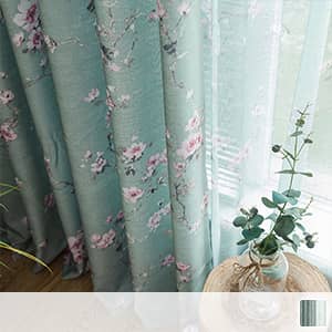 上品なタッチで描かれた可憐なる花柄のセットカーテン