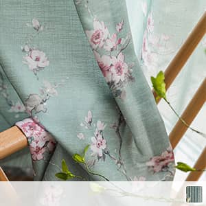 上品なタッチで描かれた可憐なる花柄のドレープカーテン