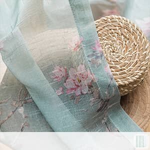 上品なタッチで描かれた可憐なる花柄のレースカーテン