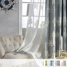 透き通る爽やかな雪結晶モチーフのデザインのセットカーテン