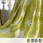 透き通る爽やかな雪結晶モチーフのデザインのドレープカーテン