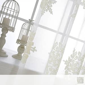透き通る爽やかな雪結晶モチーフのデザインのレースカーテン