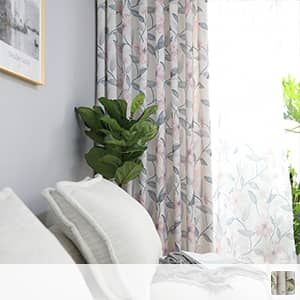 ふんわりとしたタッチで描かれた花とリーフ柄のドレープカーテン