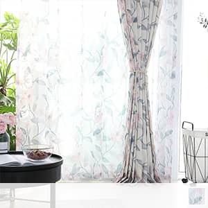 ふんわりとしたタッチで描かれた花とリーフ柄のレースカーテン