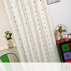 キュートなドット刺繍のドレープカーテン