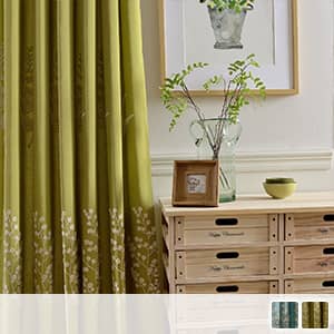 丁寧に刺繍された木柄のドレープカーテン