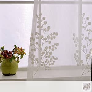 丁寧に刺繍された木柄のレースカーテン