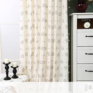 ピンクな小花とグリーンなリーフを組み合わせたセットカーテン