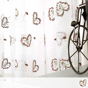 ピンクな小花とグリーンなリーフを組み合わせたレースカーテン