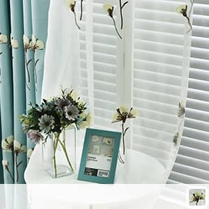 風に揺ら揺らしている癒しのあるタンポポレースカーテン