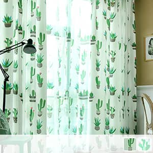 サボテンやアロエを遊び心あるタッチしたセットカーテン