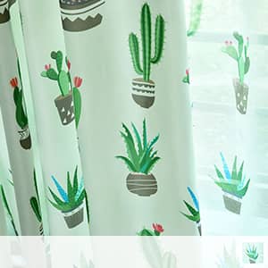 サボテンやアロエを遊び心あるタッチしたドレープカーテン