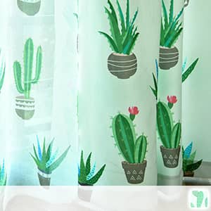 サボテンやアロエを遊び心あるタッチレースカーテン