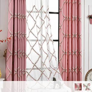 リーフで組み合わせた菱形が大胆に糸刺繍を施したセットカーテン