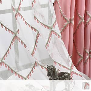 リーフで組み合わせた菱形が大胆に糸刺繍を施したレースカーテン