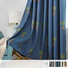 一つ一つ丁寧に刺繍された松かさ柄のドレープカーテン