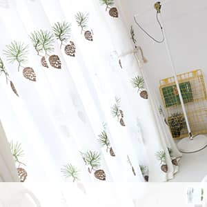 一つ一つ丁寧に刺繍された松かさ柄レースカーテン