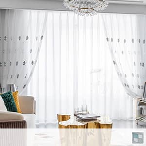 簡潔な菱形チェックの糸刺繍を施され