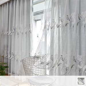 優雅なフラワーモチーフの刺繍を施し