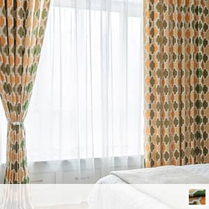 シックな幾何柄がプリントされたドレープカーテン