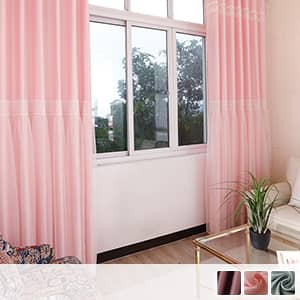 ブリーツや継ぎ合わせの部分にかわいい工夫を凝らし、ロマンな窓辺を演出する姫系カーテン