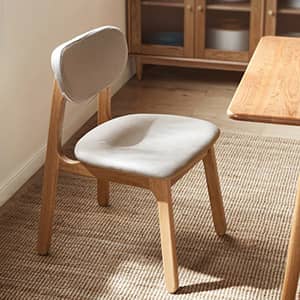 シャープなレッグラインとの絶妙なバランスによるファッショナブルなチェア