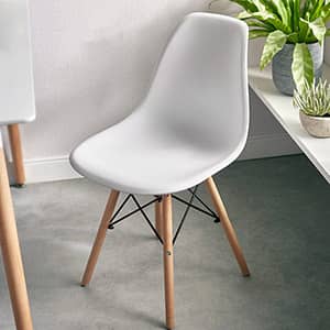 すっきりとしたフォルムが身体を包み込むチェア