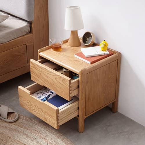 省スペースにも置けるコンパクトなデザインのナイトテーブル