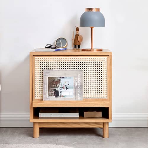 藤編みと無垢材が組み合わせたナイトテーブル