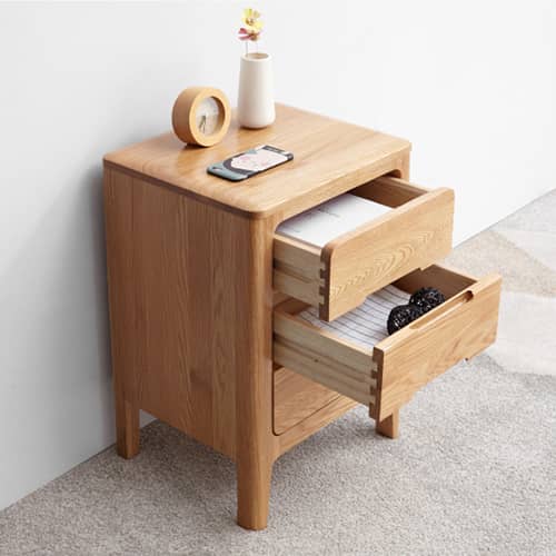 ナチュラルな色合いで使いやすいナイトテーブル
