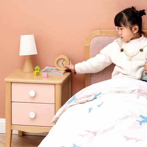 キュートなデザインのナイトテーブル