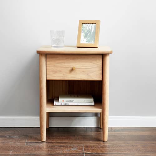 コンパクトなサイズなので圧迫感がないナイトテーブル