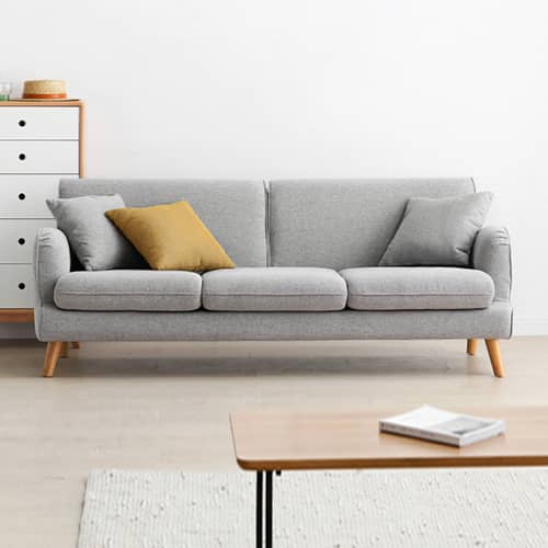 ファブリックソファと天然木木の組み合わせで、どこか懐かしさが感じられる1/3人掛けソファ