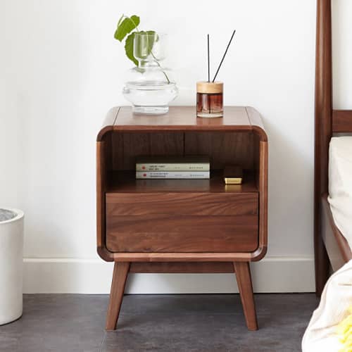 きちんと整理された印象のお部屋になるナイトテーブル