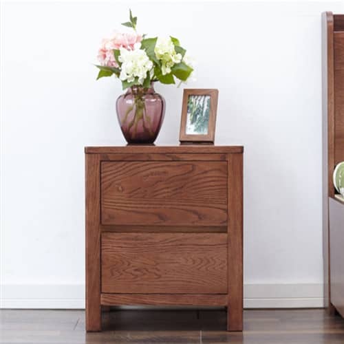 傍に置いておきたいアイテムが手に取りやすいナイトテーブル