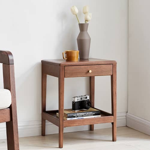 コンパクトサイズで様々な場所に対応できるナイトテーブル