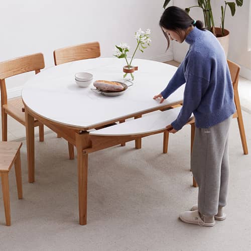 無垢材のダイニングテーブルとチェア