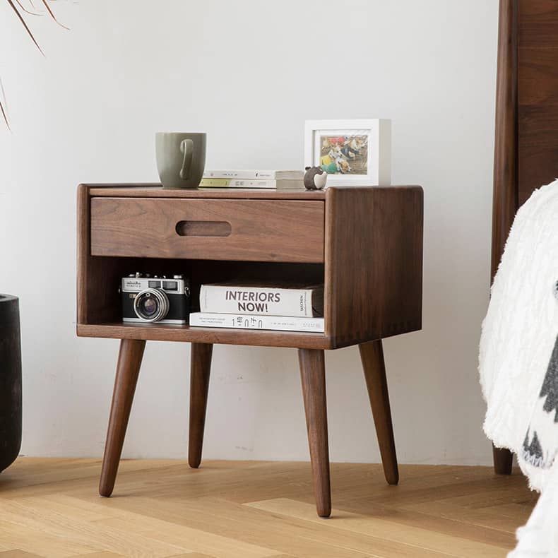 ブラックウォールナット材のナイトテーブル