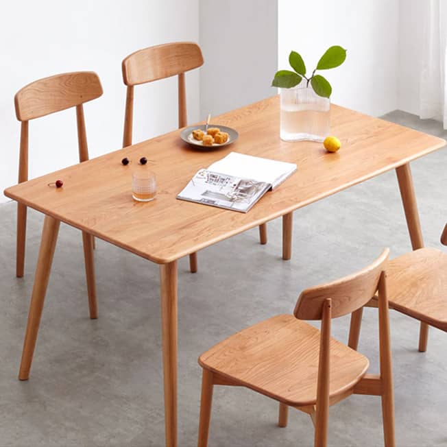 チェリー材のダイニングテーブル