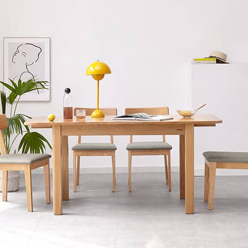 オーク材のダイニングテーブル