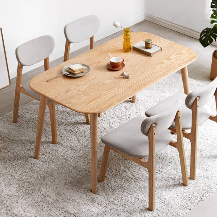 オーク材のダイニングテーブル