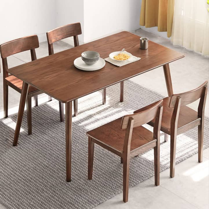 オーク材のダイニングテーブル