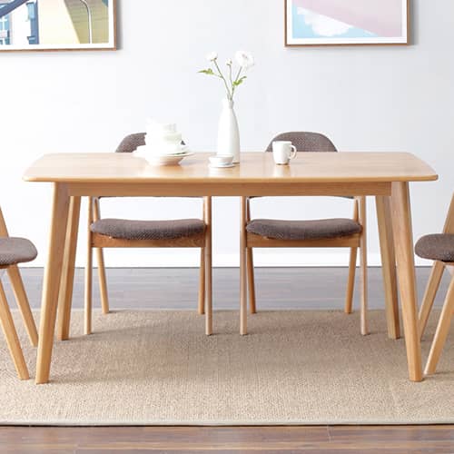 オーク材のダイニングテーブル