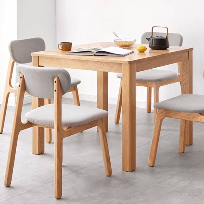 オーク材のダイニングテーブル