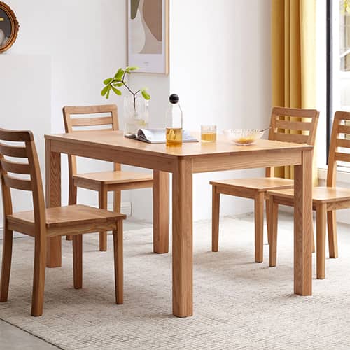 オーク材のダイニングテーブル