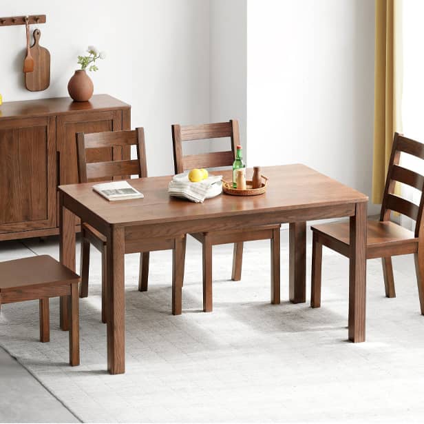 オーク材のダイニングテーブル