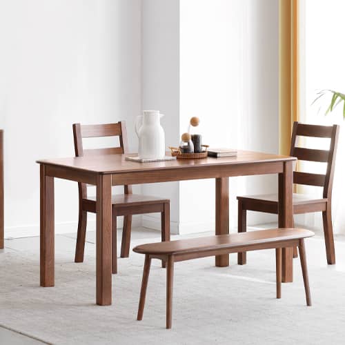 オーク材のダイニングテーブル