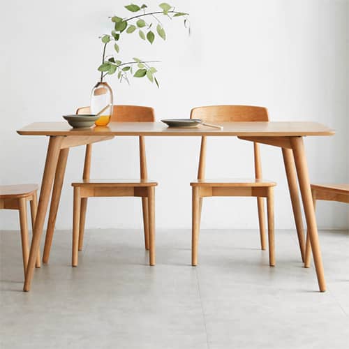 無垢材のダイニングテーブルとチェア