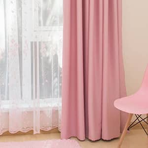 かわいいピンク色のカーテン